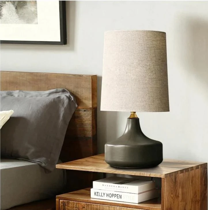 Moderne nordisk LED-skrivebordslampe i jern og stof