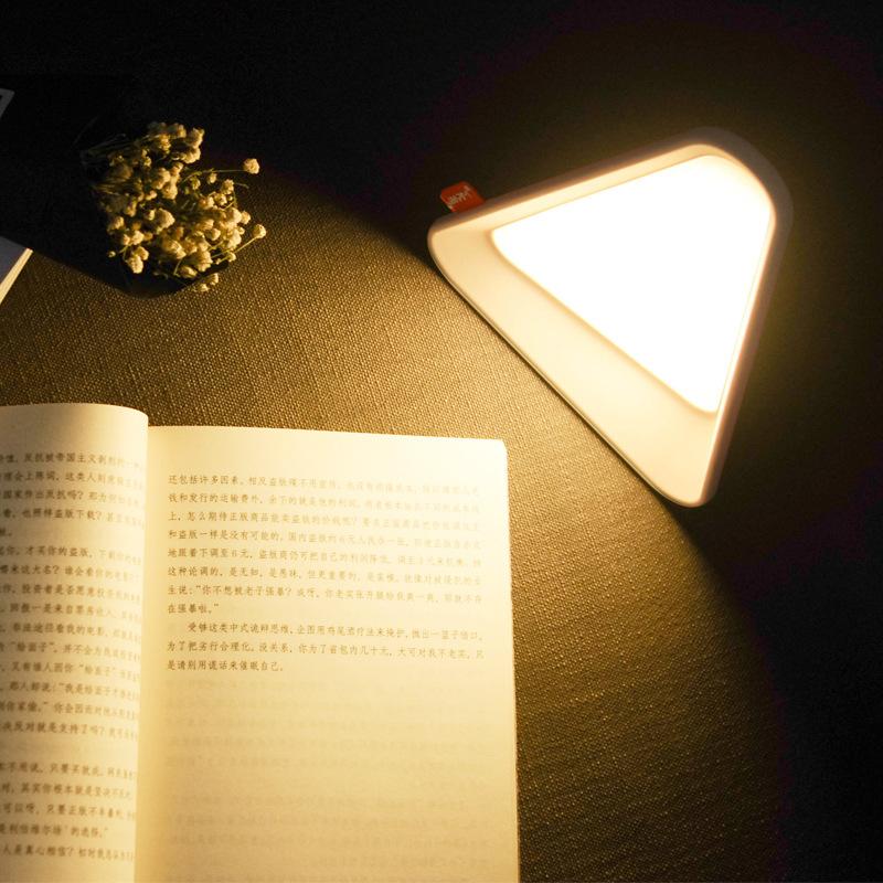 Piramade Flip LED-skrivebordslampe med tyngdesensor og tre lysstyrkeniveauer