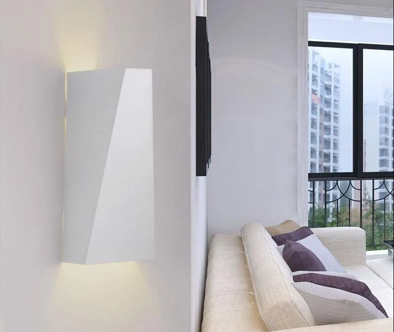 Modern geometrisk vägglampa med varmvitt LED-ljus