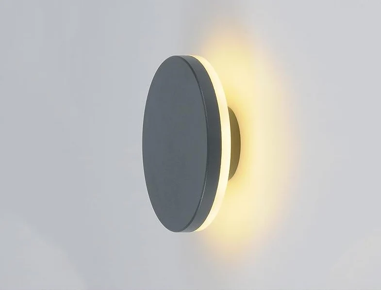 Nowoczesna lampa ścienna Enid w kształcie dysku z aluminium do odbijania światła na zewnątrz