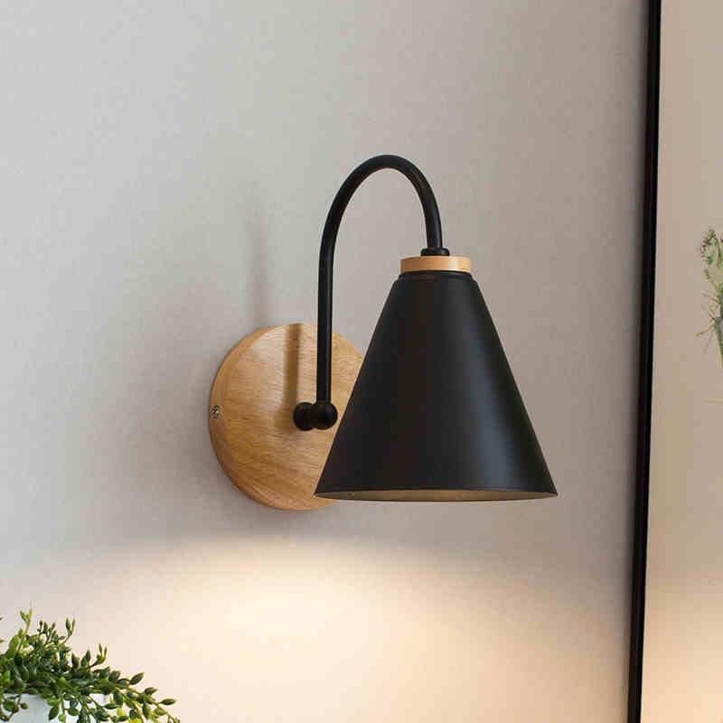 Nowoczesna skandynawska lampa ścienna Greer z metalu i aluminium do przedpokoju i sypialni