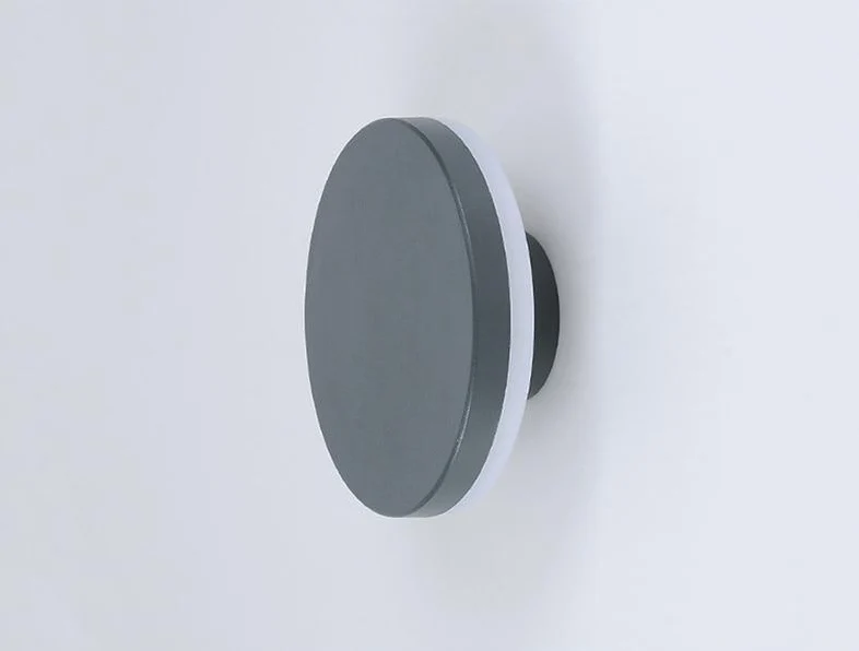Nowoczesna lampa ścienna Enid w kształcie dysku z aluminium do odbijania światła na zewnątrz