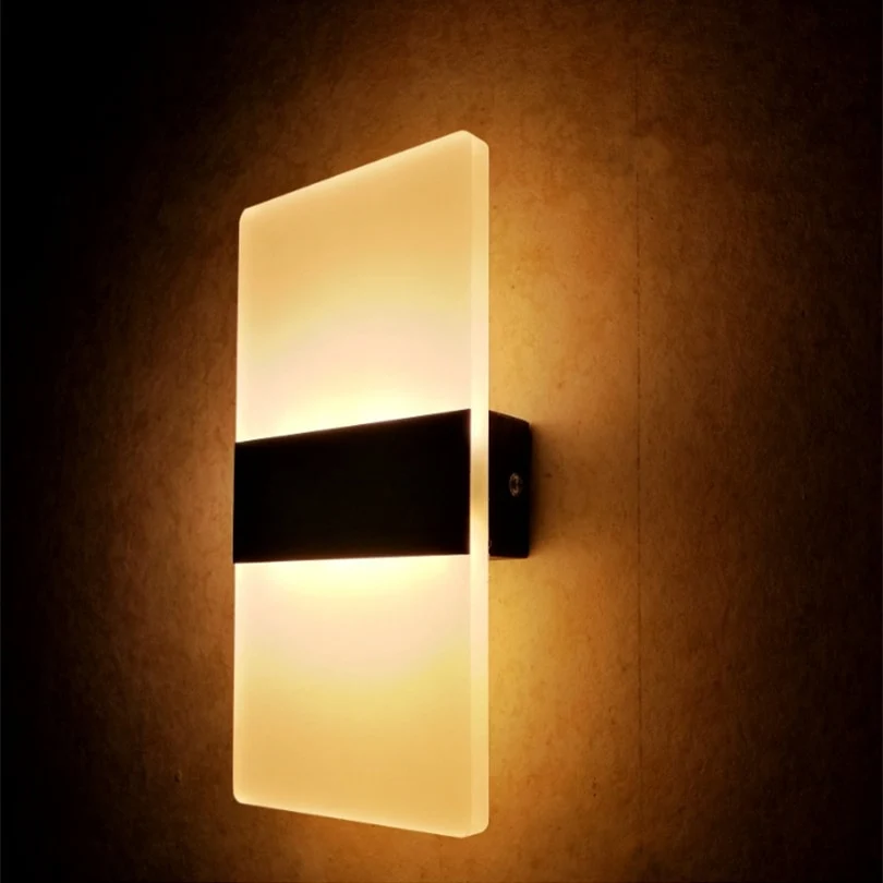 Modern LED-vägglampa i akrylremsa med kallt eller varmt vitt ljus