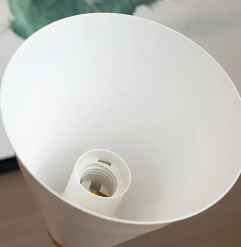 Nowoczesna skandynawska lampa ścienna Greer z metalu i aluminium do przedpokoju i sypialni