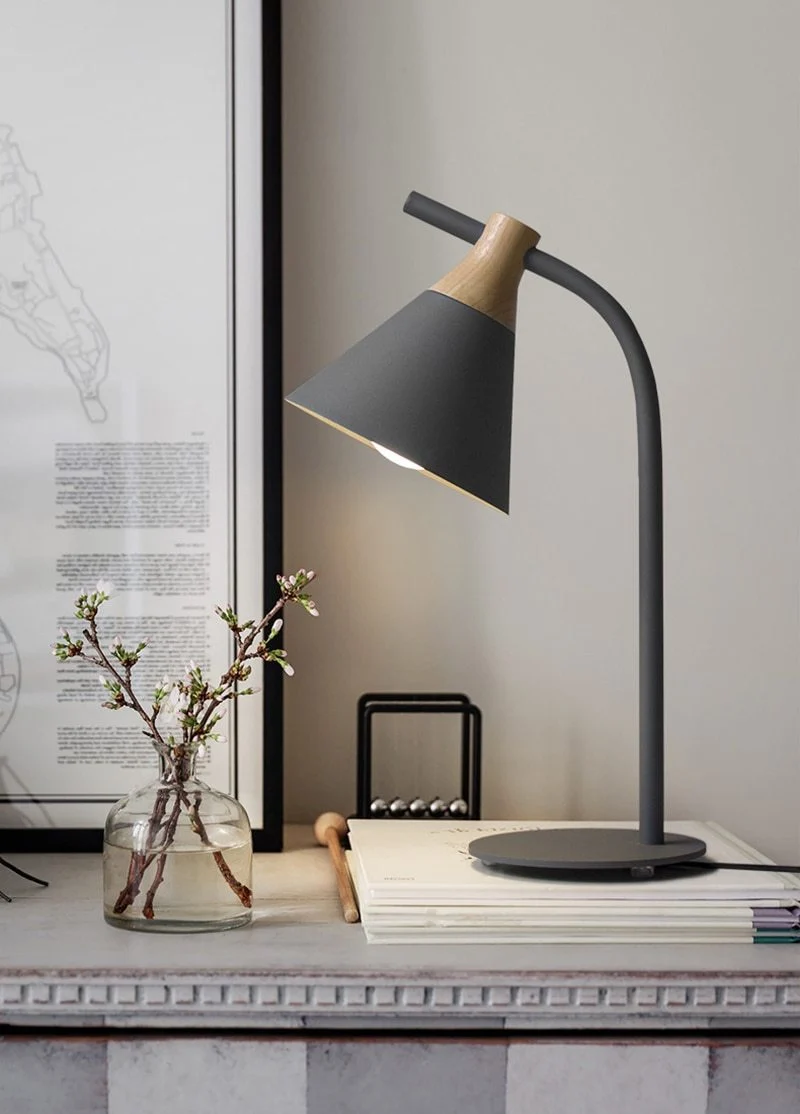 Patriam moderne nordisk skrivebordslampe i jern og træ, 20,5 tommer høj
