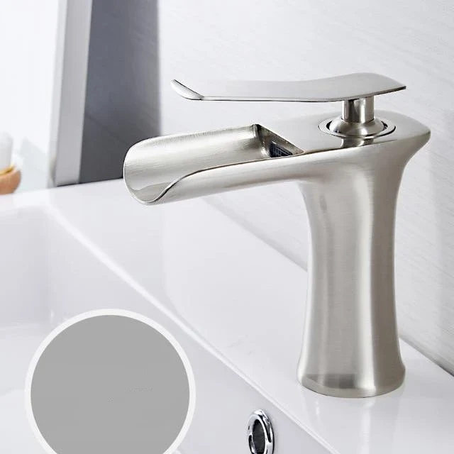 Rubinetto monocomando per lavabo a cascata in ottone con finitura cromata