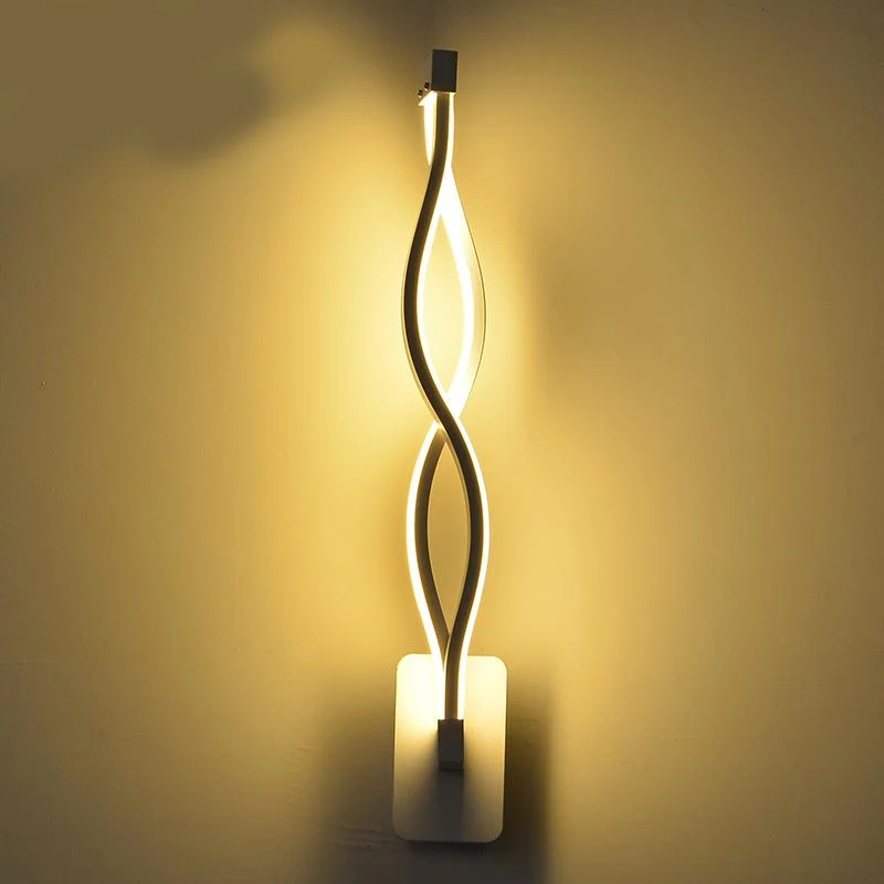 Twisted LED Wall Lamp in Aluminum for Dark Corners and Hallways