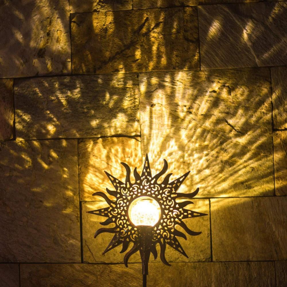 LED-trädgårdslampa med konstgjord låga, solpanel och järnstativ