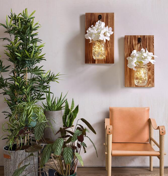 Jinx väggmonterad mason jar-lampa med ljusslinga och hortensior