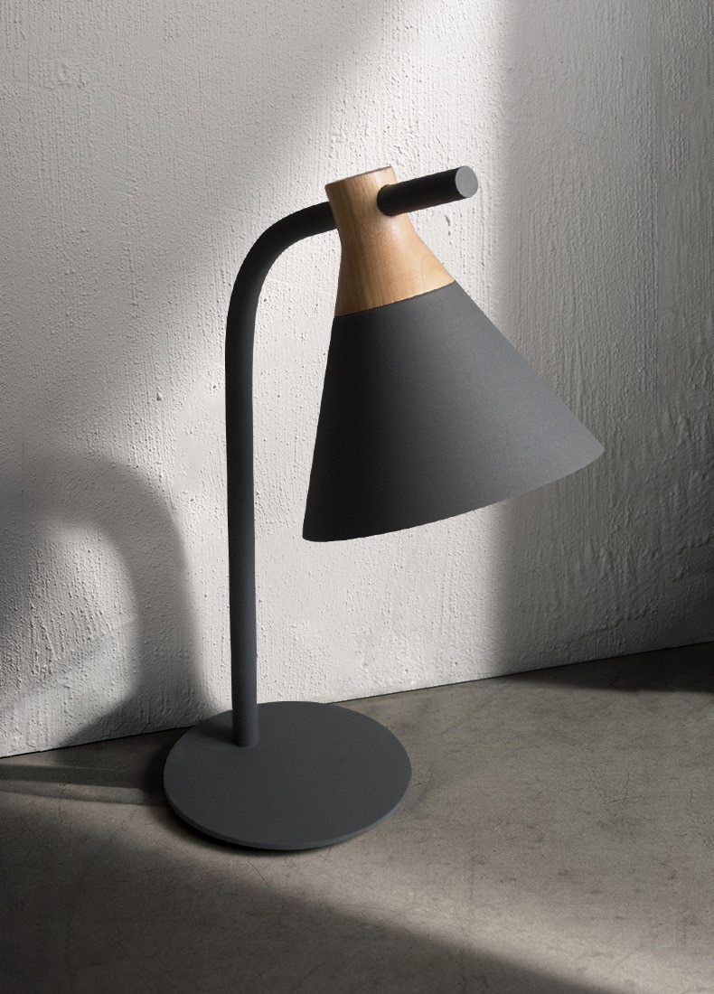 Patriam moderne nordisk skrivebordslampe i jern og træ, 20,5 tommer høj