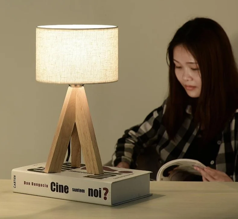 Lizbeth lamp med tresidet træfod, stofskærm og LED-pære