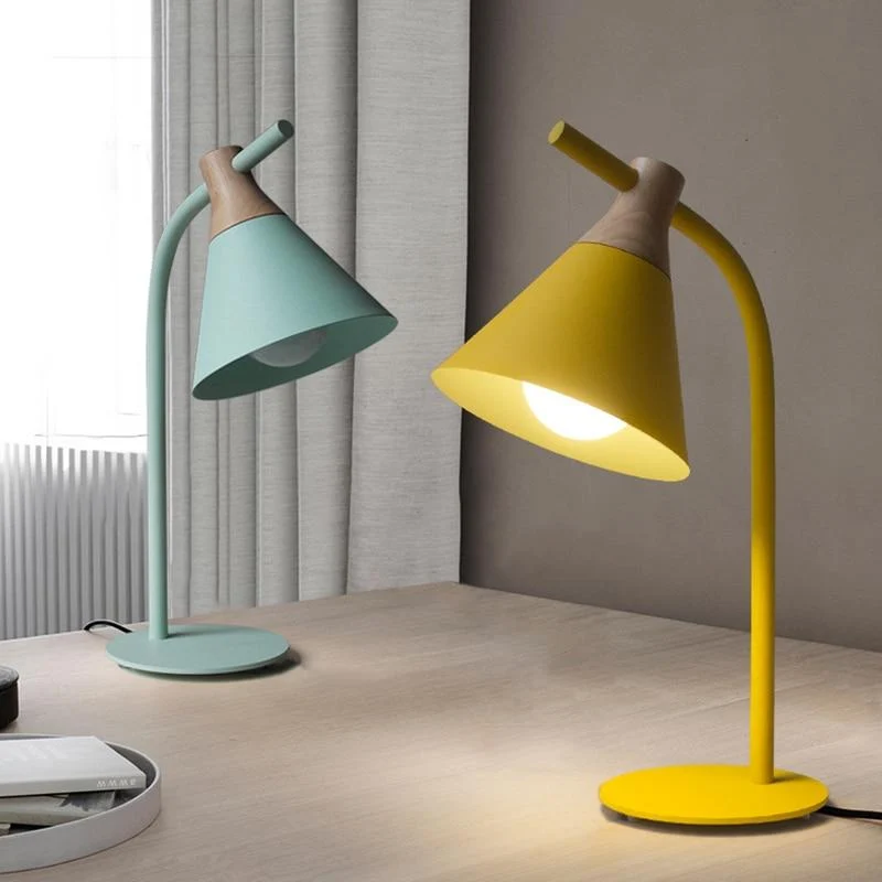 Patriam moderne nordisk skrivebordslampe i jern og træ, 20,5 tommer høj
