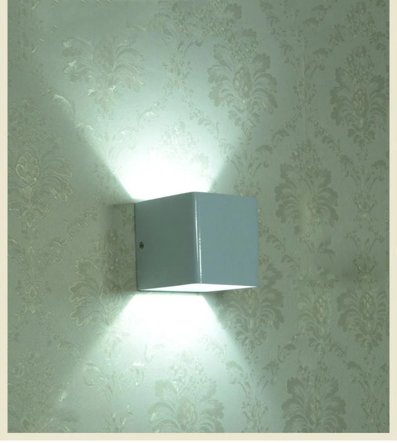 Moderne LED up down kubus wandlamp in aluminium en acryl