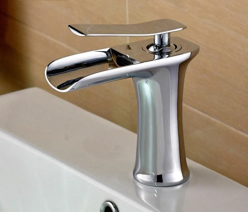 Rubinetto monocomando per lavabo a cascata in ottone con finitura cromata